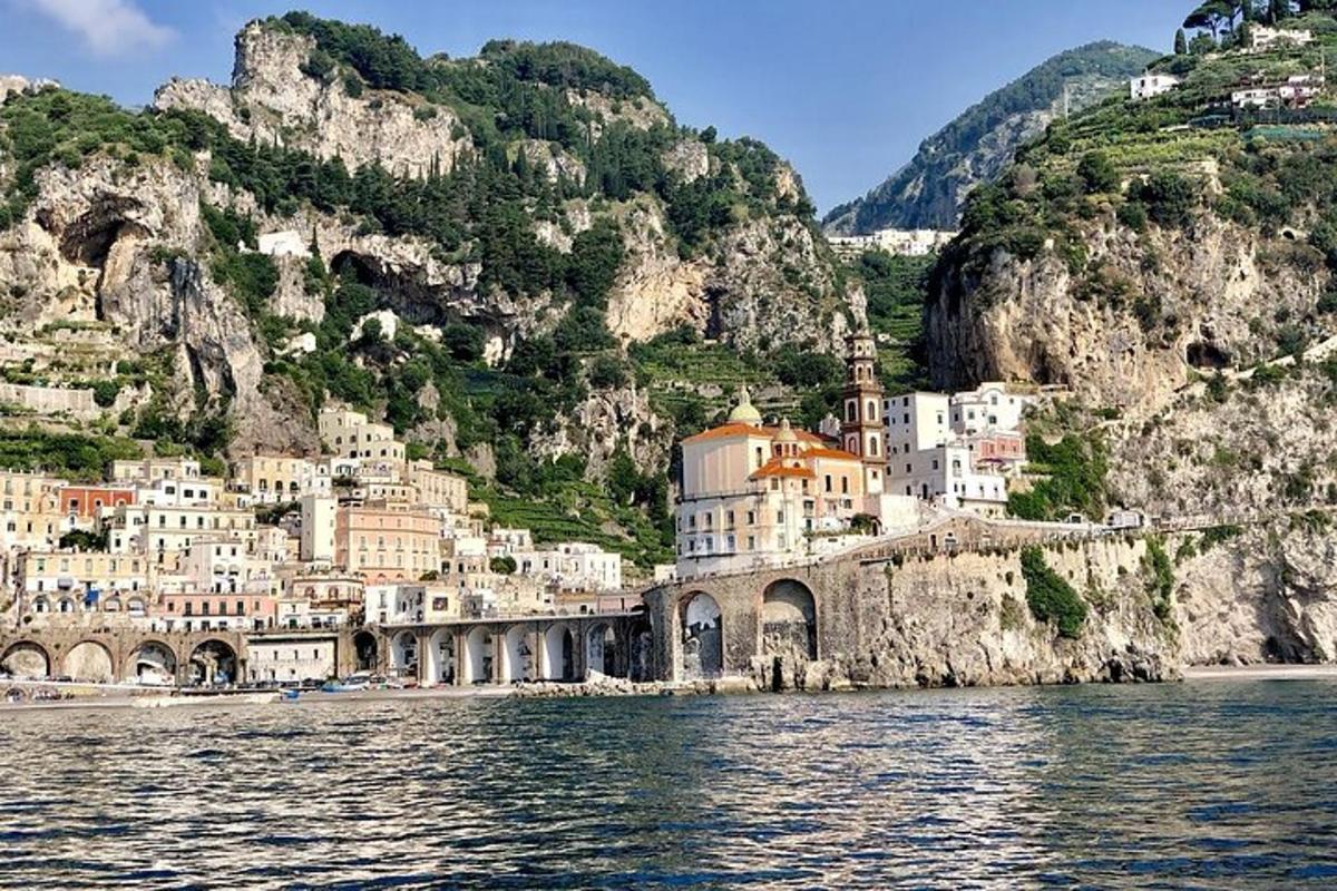 una città sul fianco di una montagna vicino all'acqua
