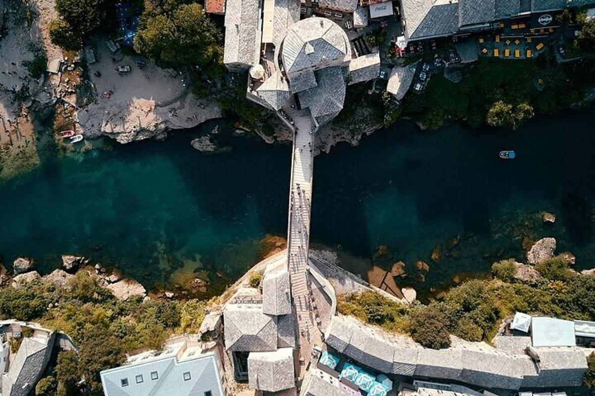una vista aèria d'una massa d'aigua