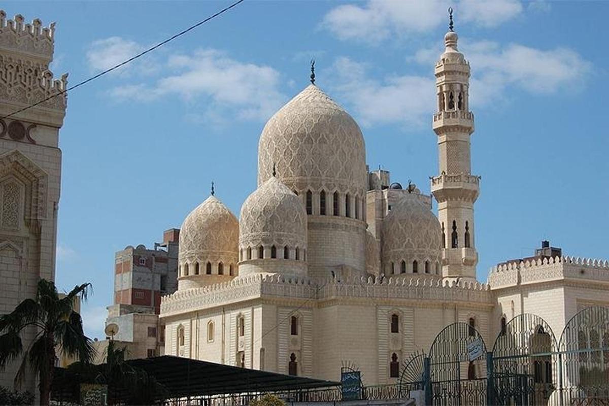 Un gran edificio blanco con una torre en la parte superior.