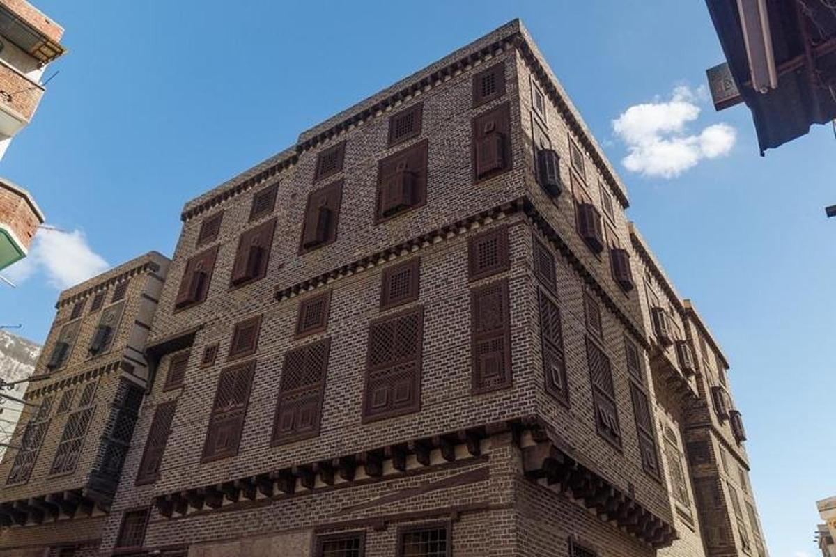 un alto edificio di mattoni con molte finestre
