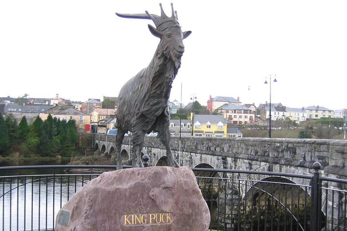 kaljul seisva linnu kuju