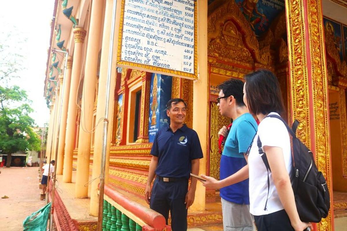 กลุ่มคนที่ยืนอยู่หน้าวัด