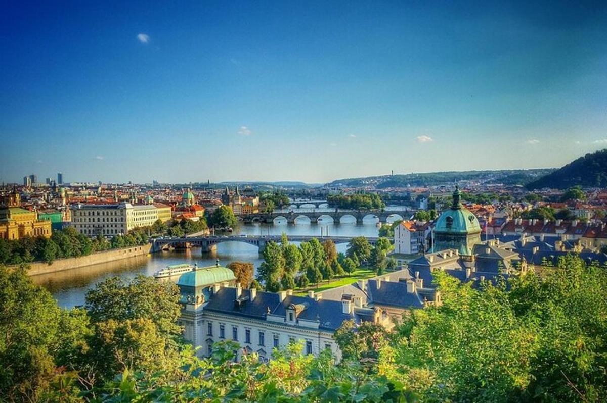 widok miasta z rzeką i mostem