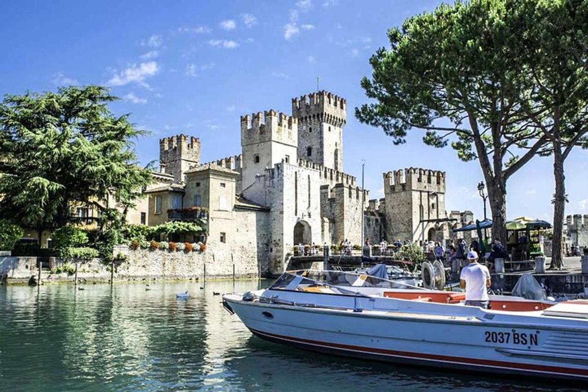 o barcă în apă în fața unui castel