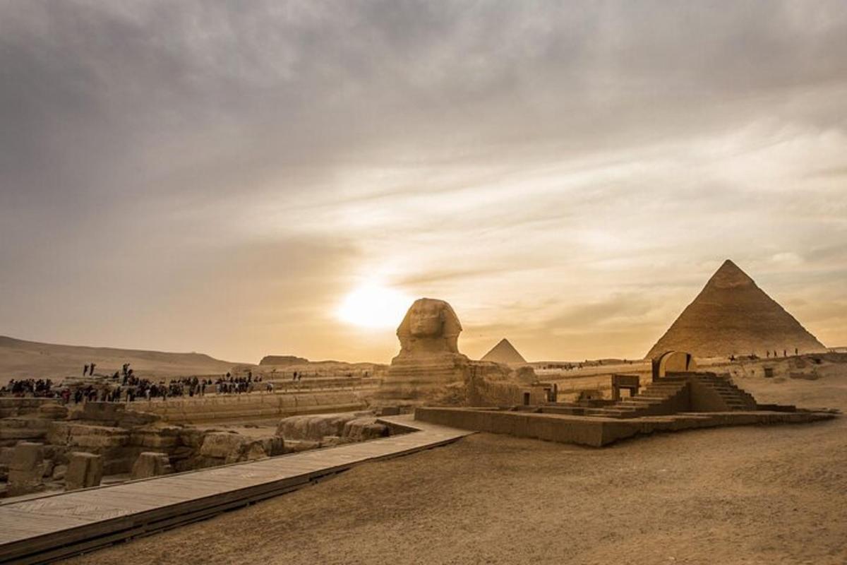 một cái nhìn về kim tự tháp giza và tượng nhân sư