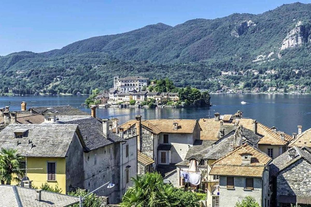 una vista d'una ciutat a la vora de l'aigua amb muntanyes