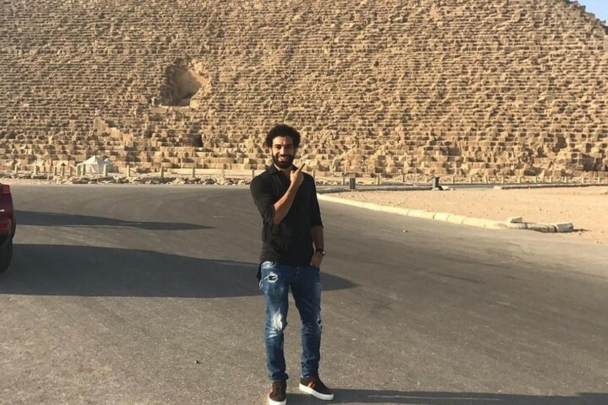 sokakta bir piramidin önünde duran bir adam