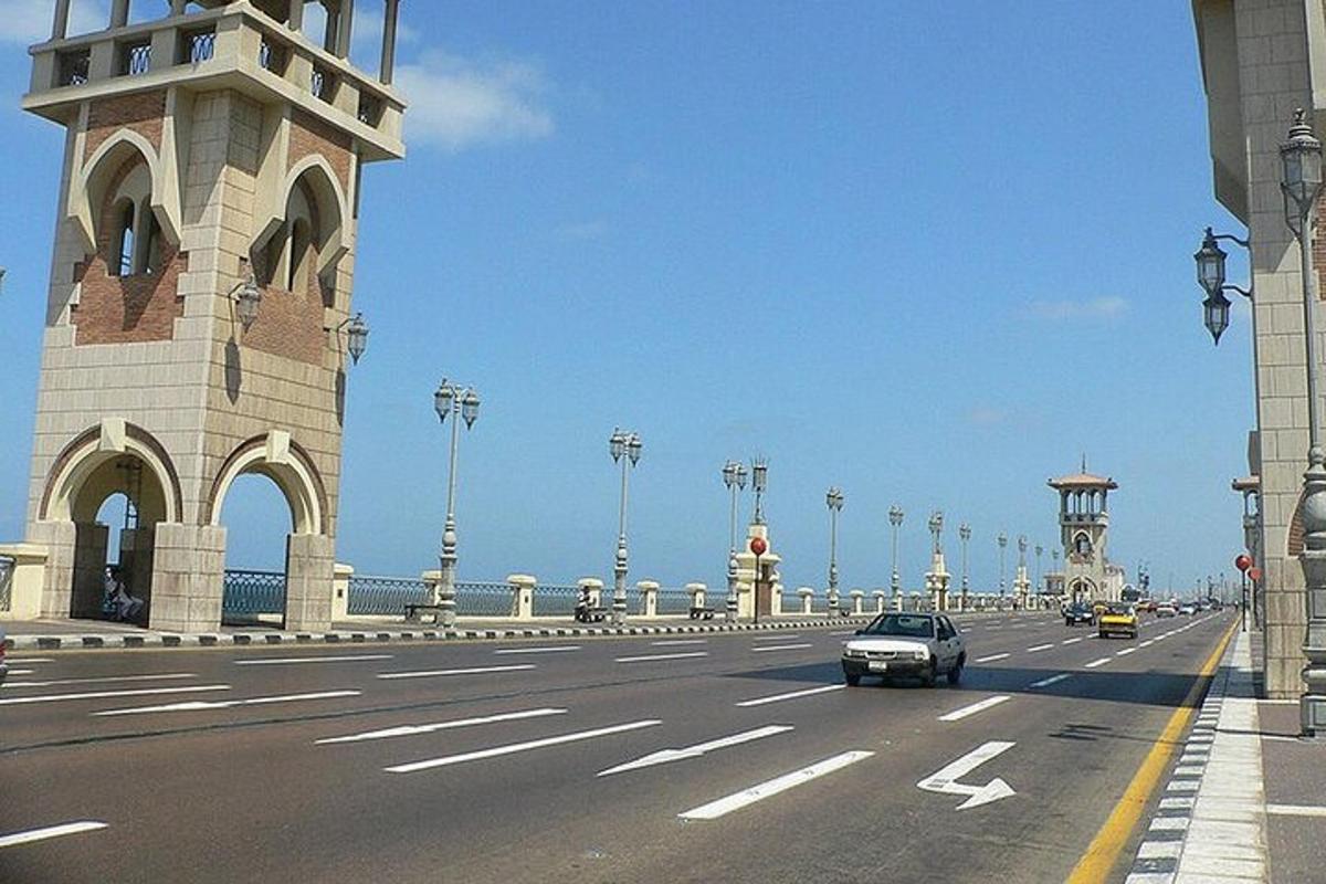 un coche circulando por una carretera junto a un puente