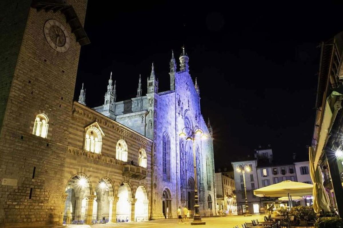 un edifici amb una torre il·luminada a la nit