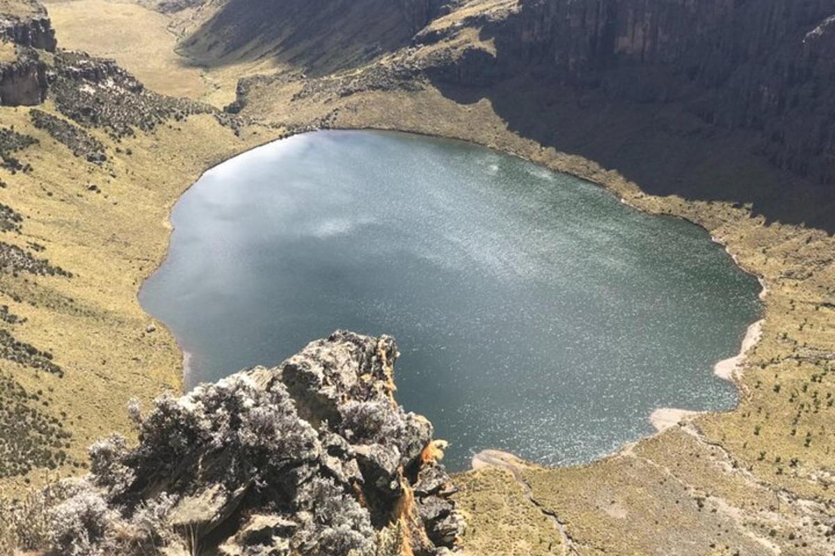 una vista aerea di un lago in montagna