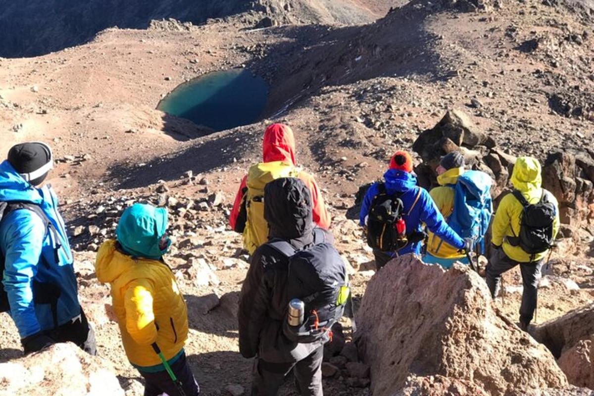 un gruppo di persone in piedi sulla cima di una montagna