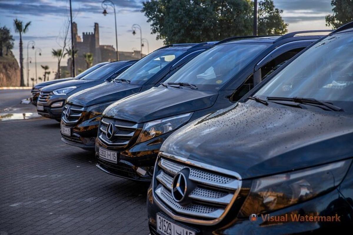 μια σειρά από παρκαρισμένα αυτοκίνητα σε ένα πάρκινγκ