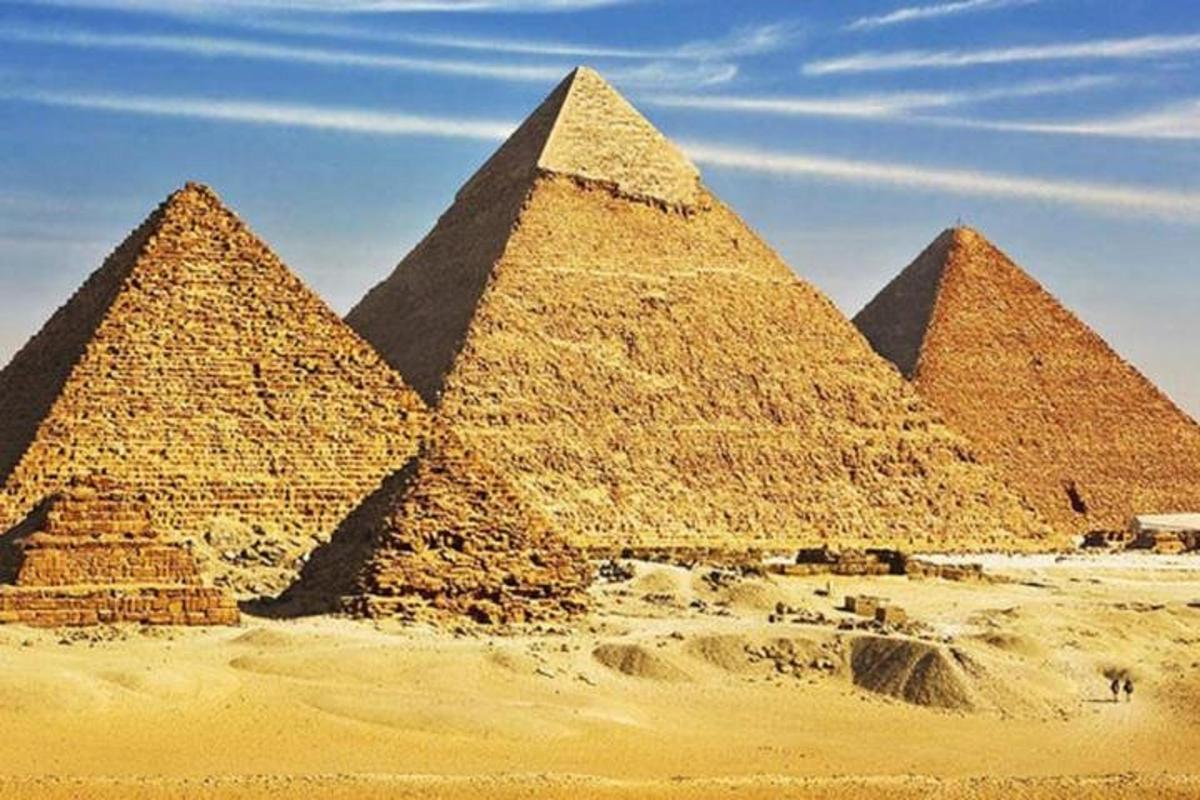 un grup de piràmides situades al desert