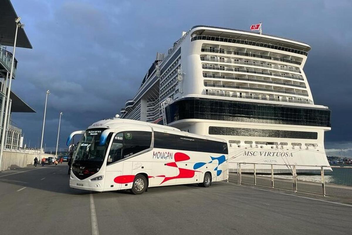 un autobús estacionado frente a un crucero