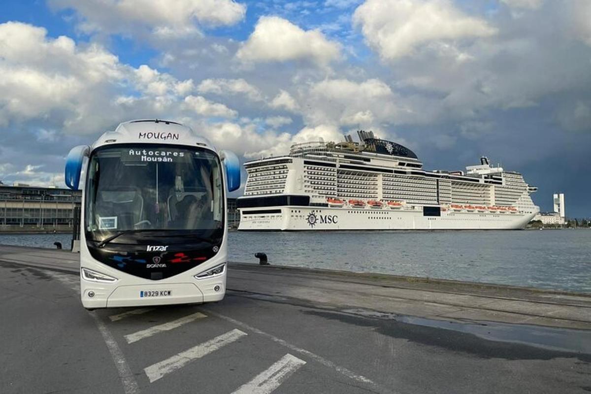 Un autobús está estacionado junto a un crucero.