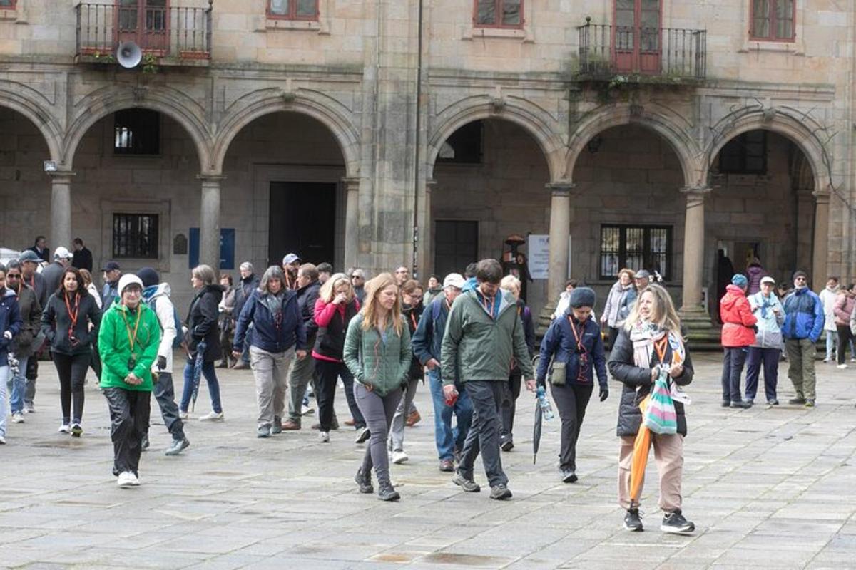 una multitud de personas caminando frente a un edificio