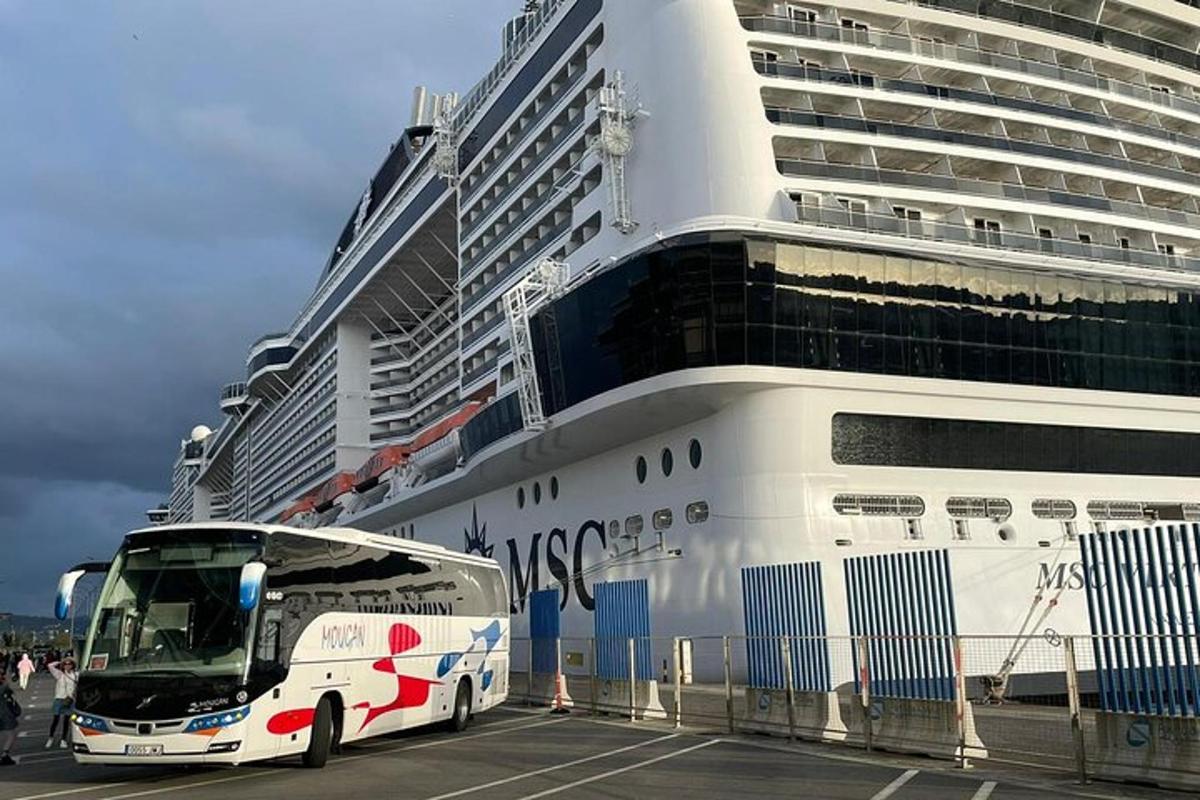 un autobús estacionado junto a un crucero