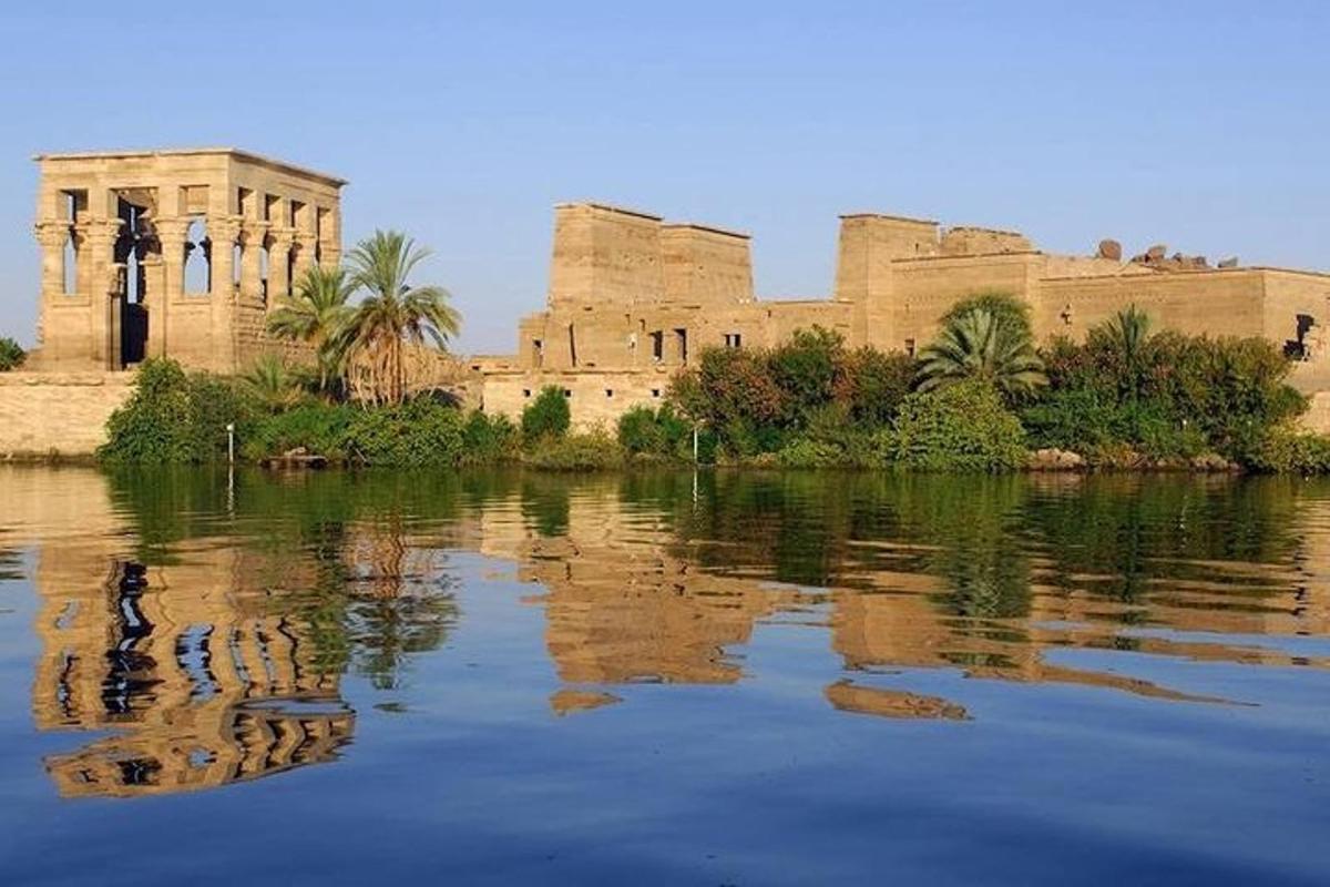 un edificio con il suo riflesso in uno specchio d'acqua