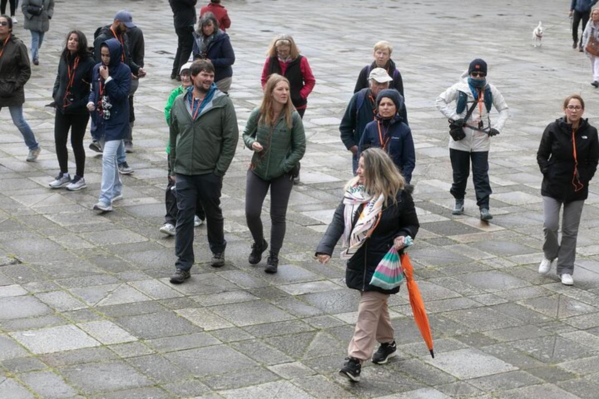 un grup de persones caminant per un carrer
