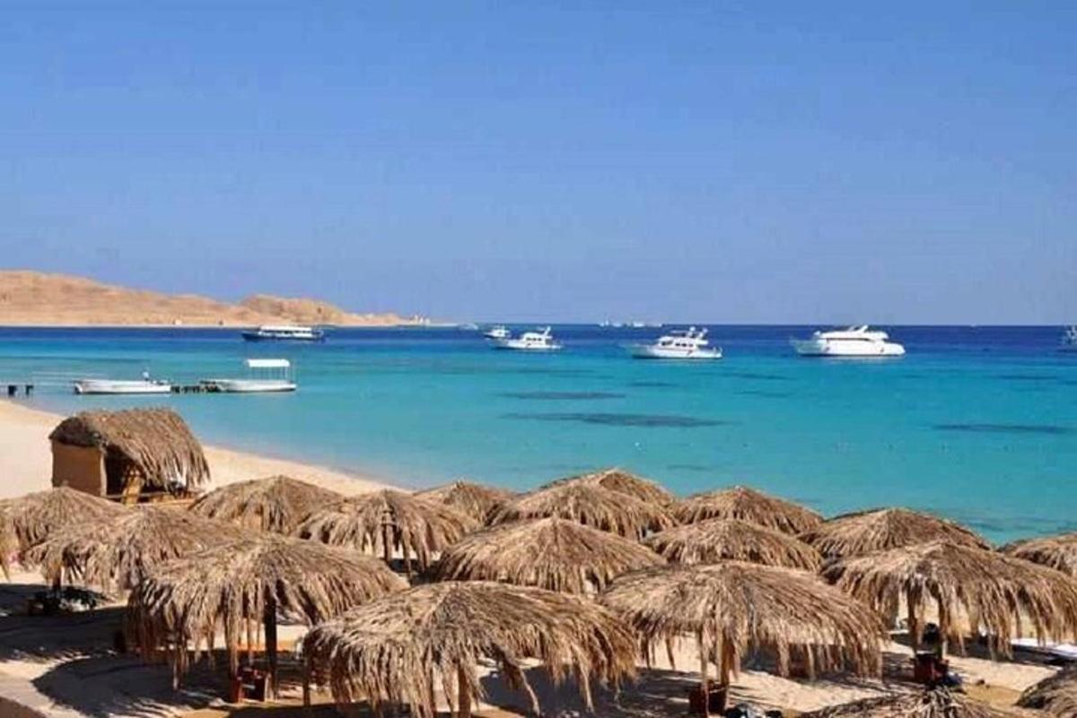skupina slamnatih senčnikov na plaži