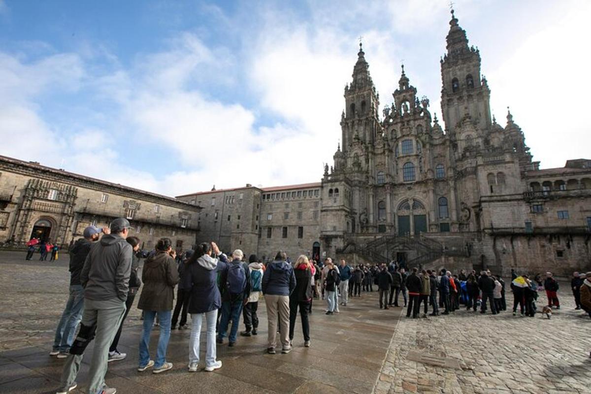 un grup de persones dretes davant d'un gran edifici
