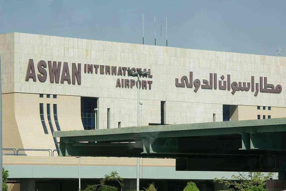 un edificio con un cartello che recita "aeroporto internazionale di Assuan"
