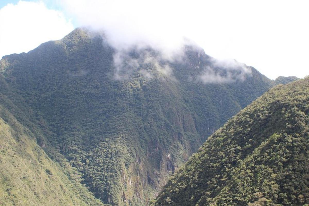 una montaña con nubes en la cima