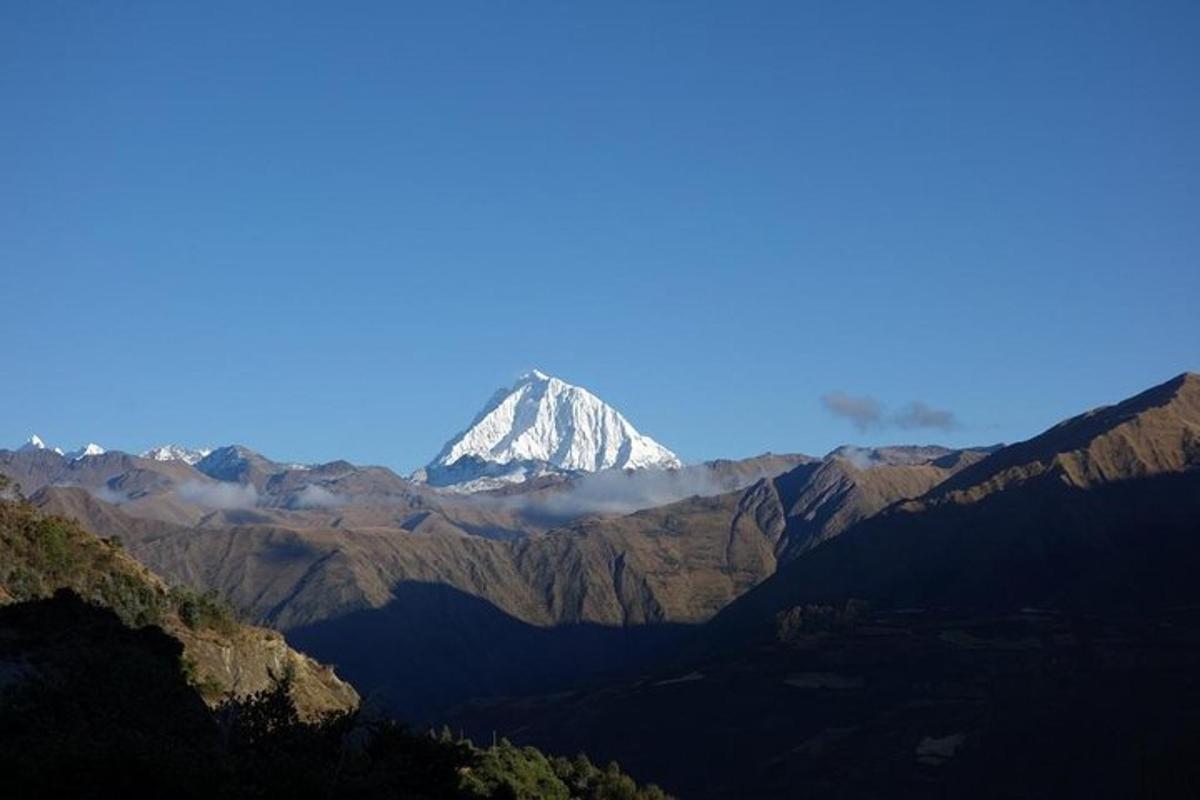 una muntanya nevada al mig d'una vall