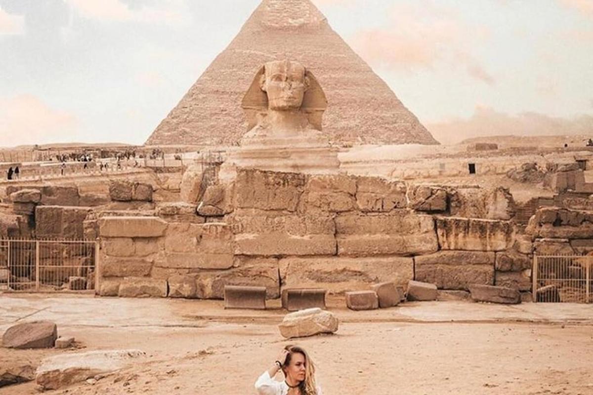 žena stojící před pyramidou