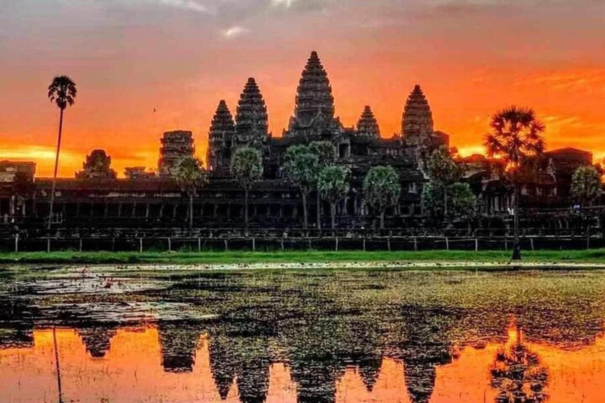 Západ slunce nad chrámem Angkor Wat