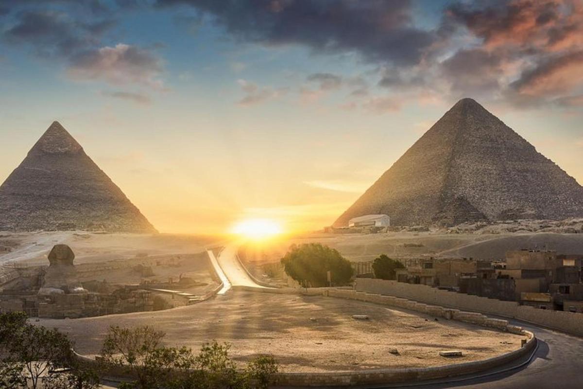 ein Blick auf die Pyramiden von Gizeh bei Sonnenuntergang