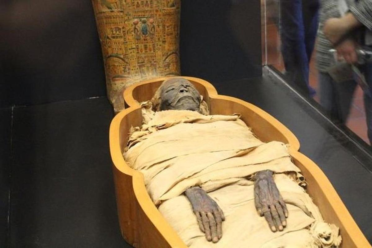 patung kepala di atas katil di muzium