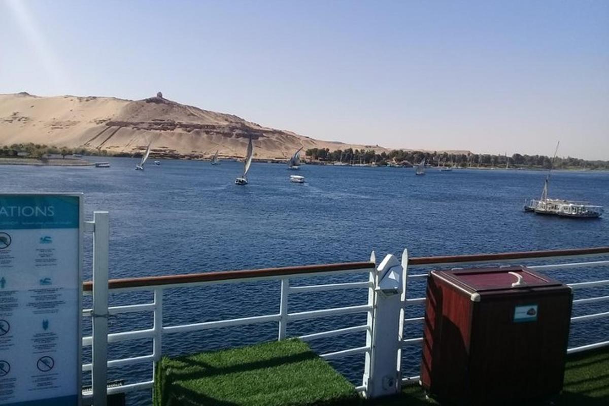 μια θέα ενός υδάτινου σώματος με βάρκες μέσα σε αυτό