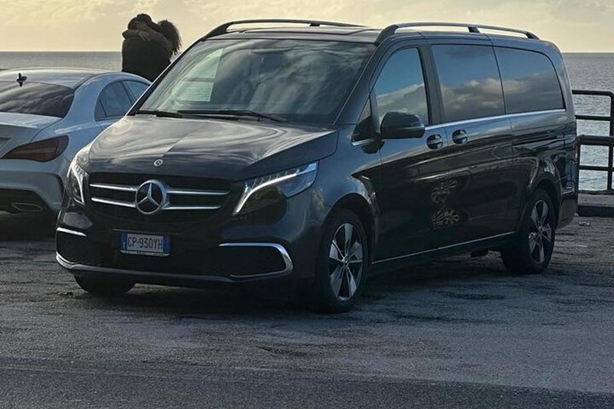 Acedes Benzi kaubik pargitud ookeani lähedal asuvasse parklasse