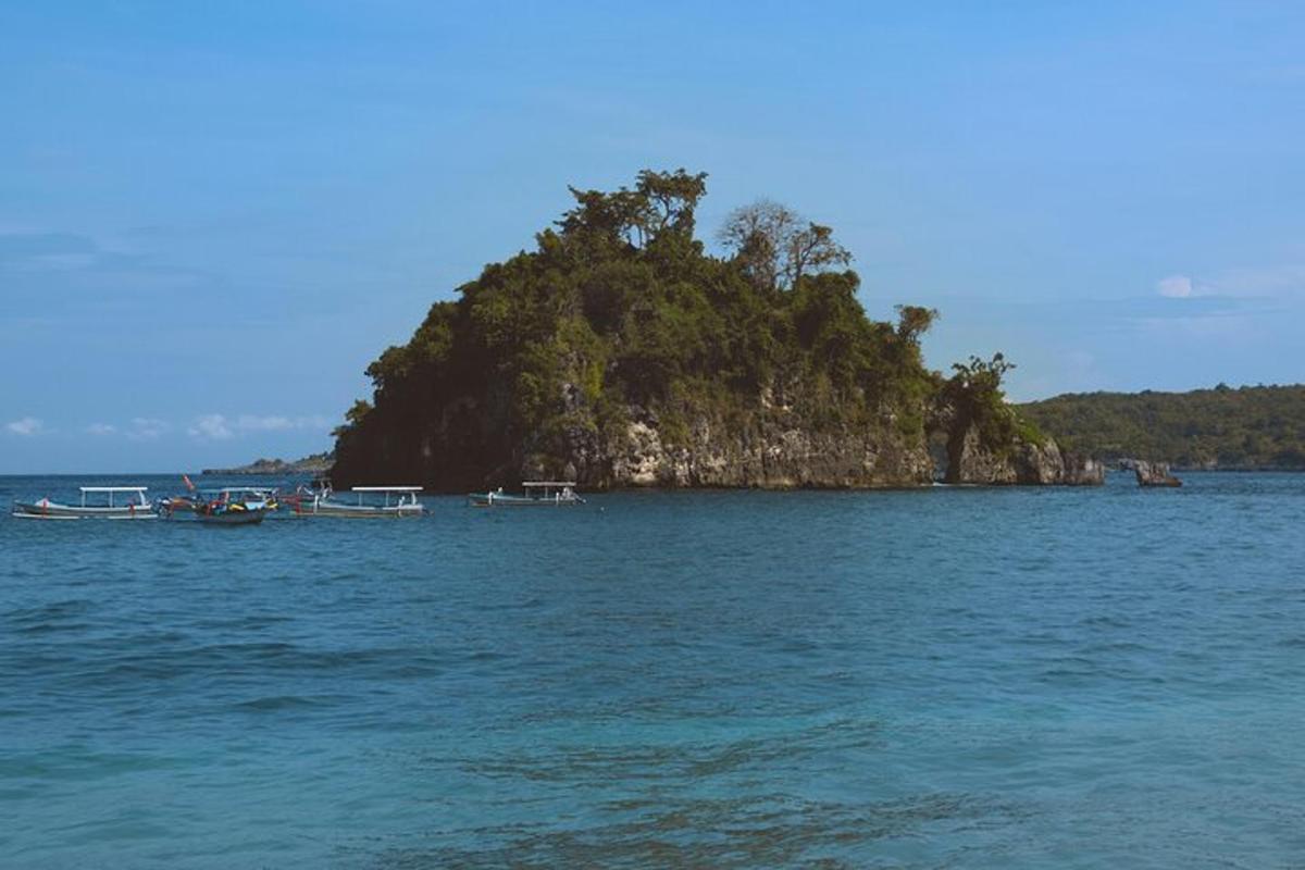 sebuah pulau kecil di tengah-tengah badan air