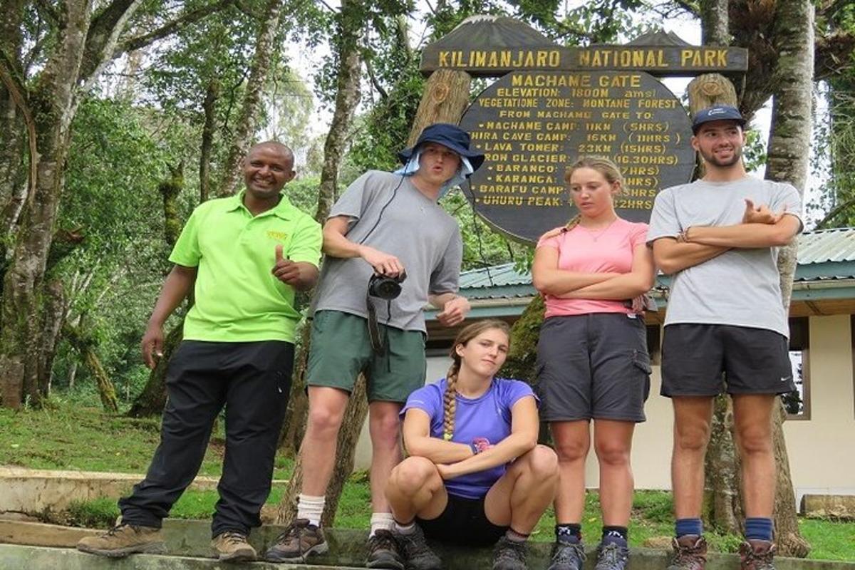un grup de persones dretes davant d'un rètol