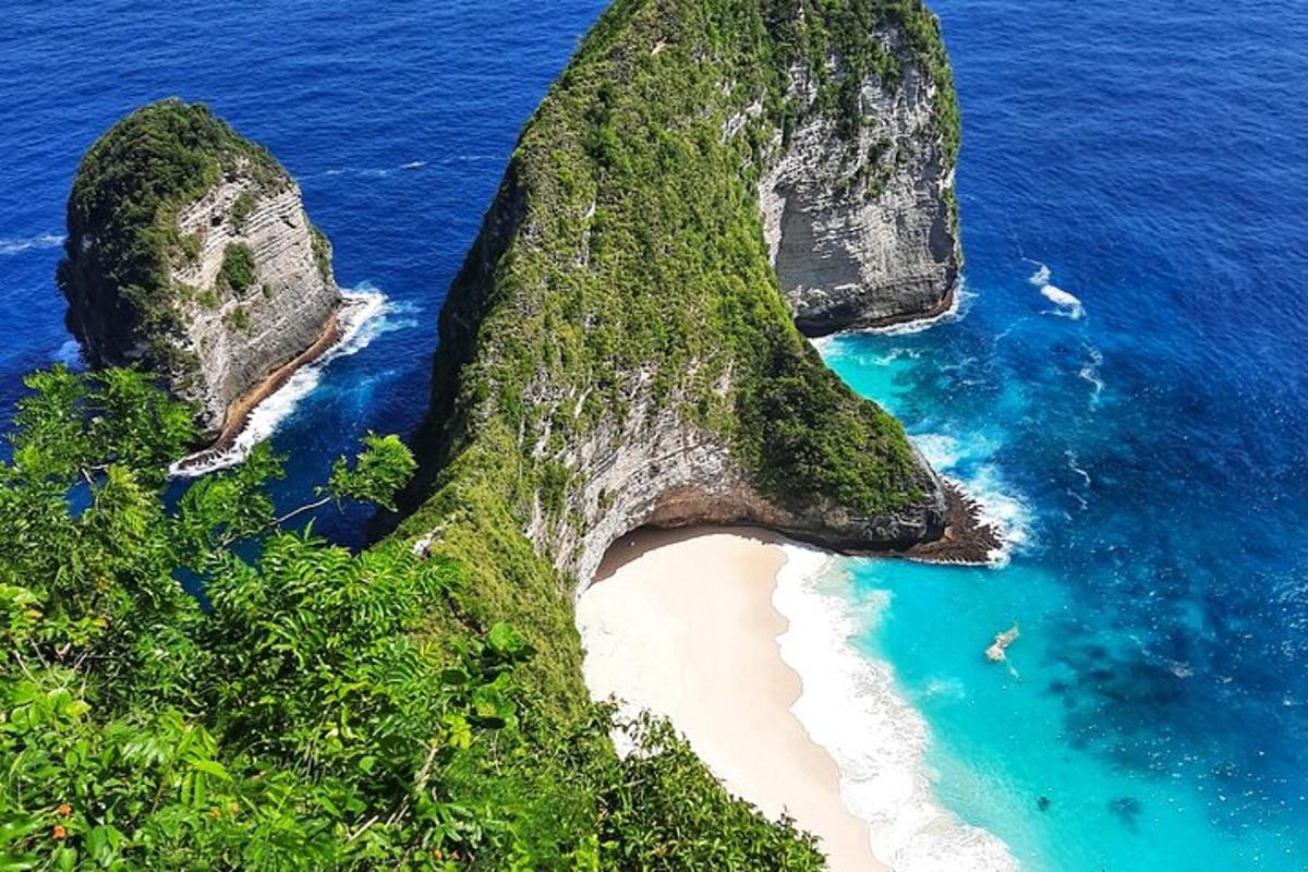una isla con playa blanca y agua azul