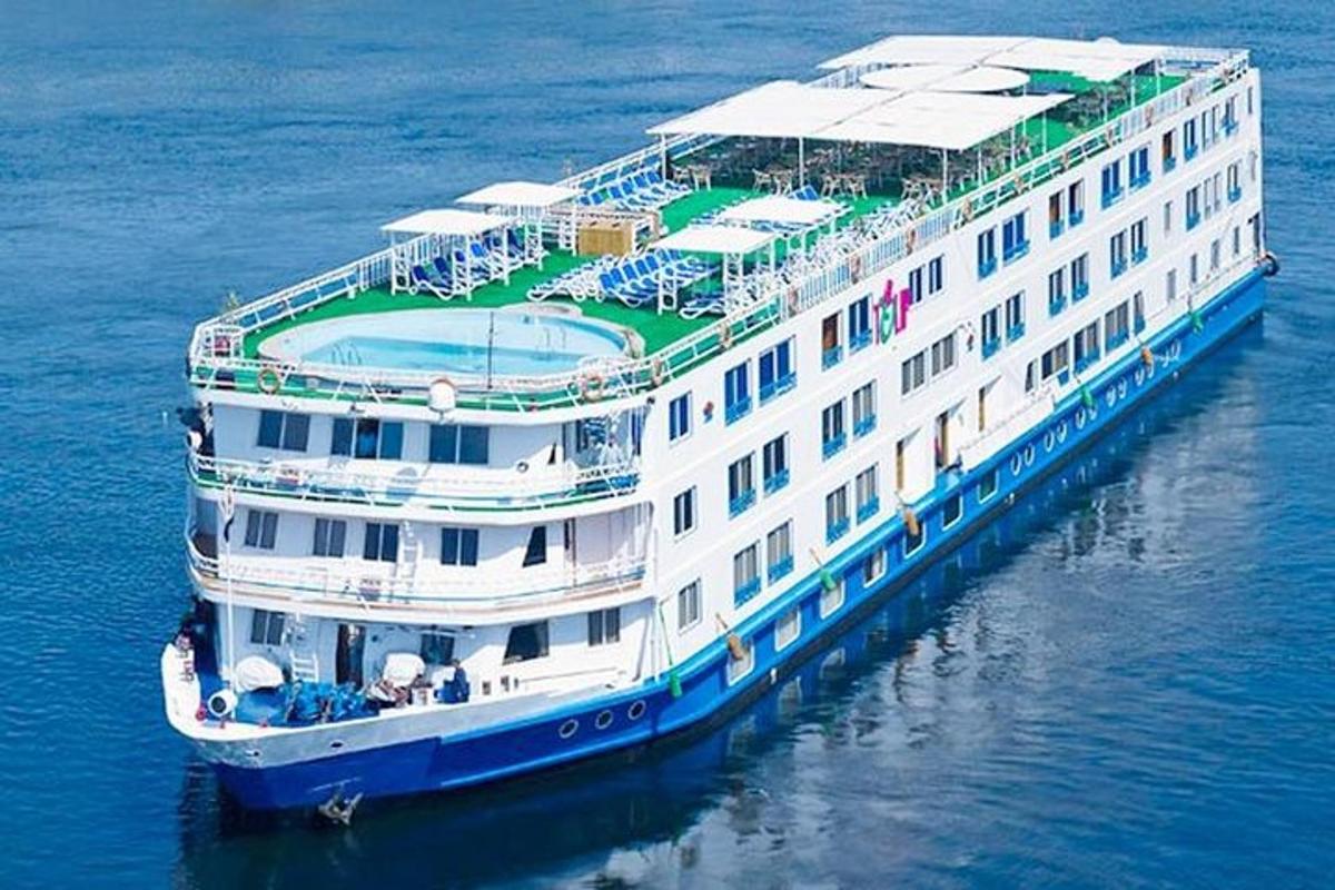 Un gran crucero en el agua