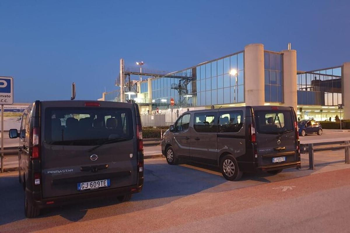 két autó parkolt egy épület előtti parkolóban