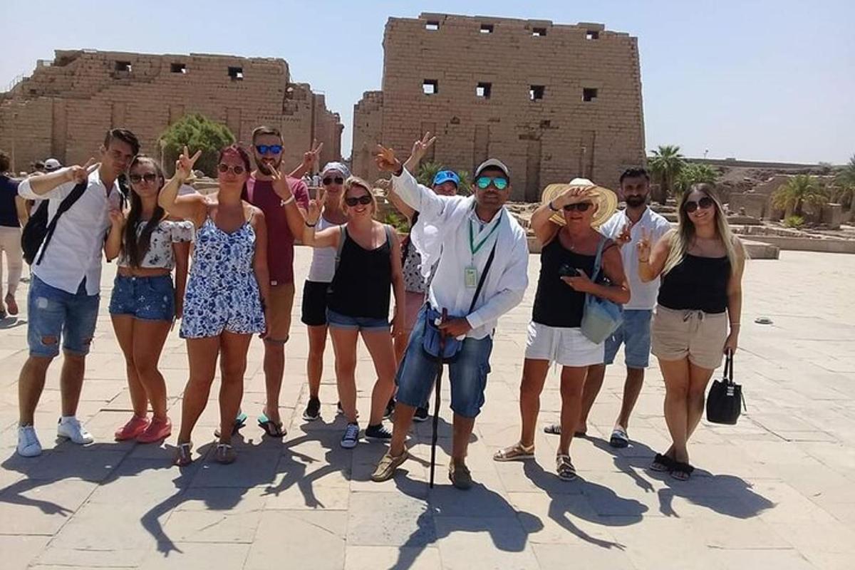 Un grupo de personas posando para una foto frente a un edificio.