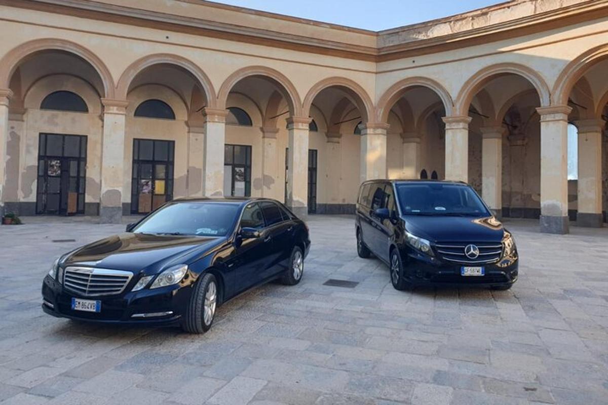 Dos coches aparcados delante de un edificio