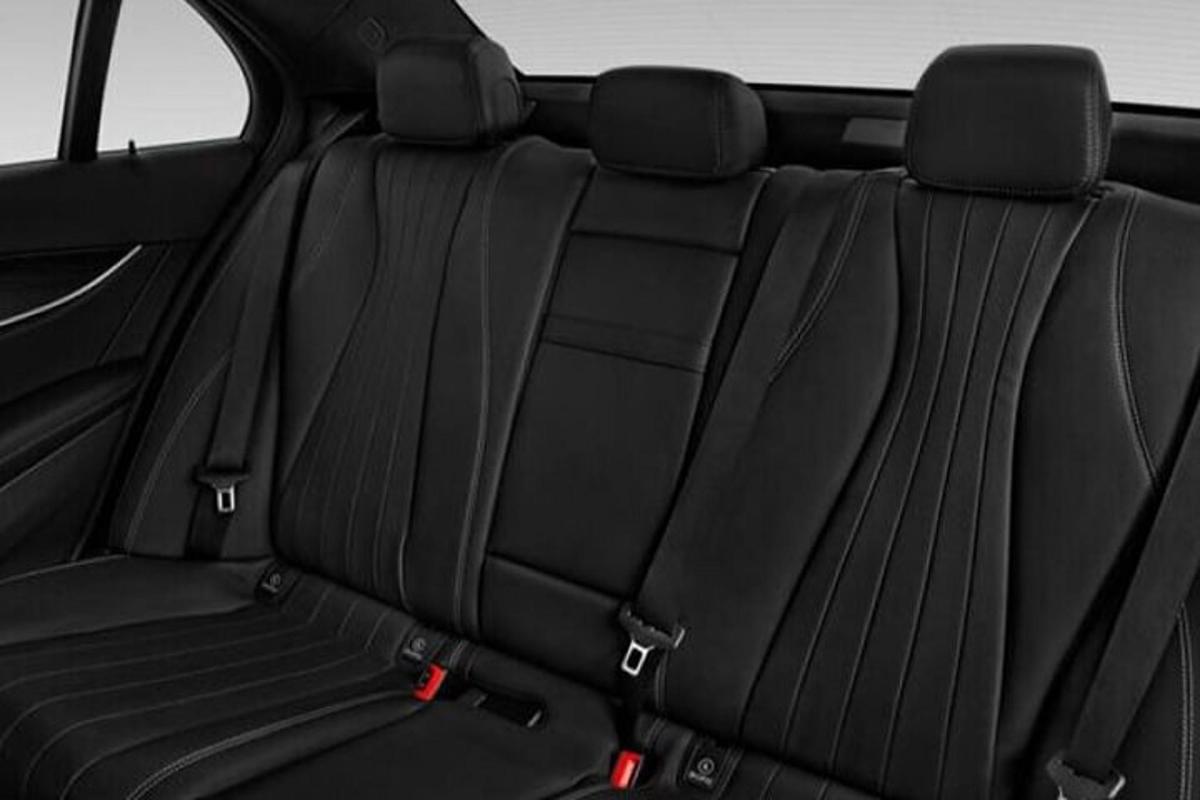 una vista del asiento trasero de un coche
