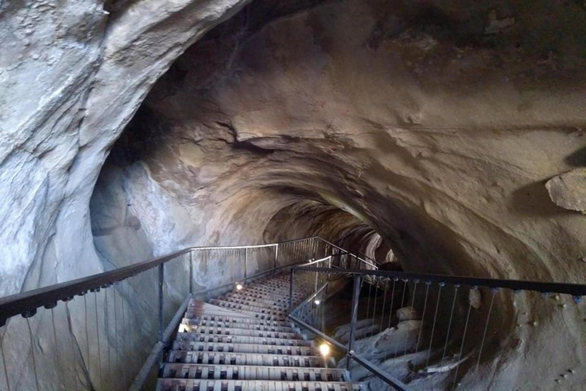 un tunnel con una scala in una grotta