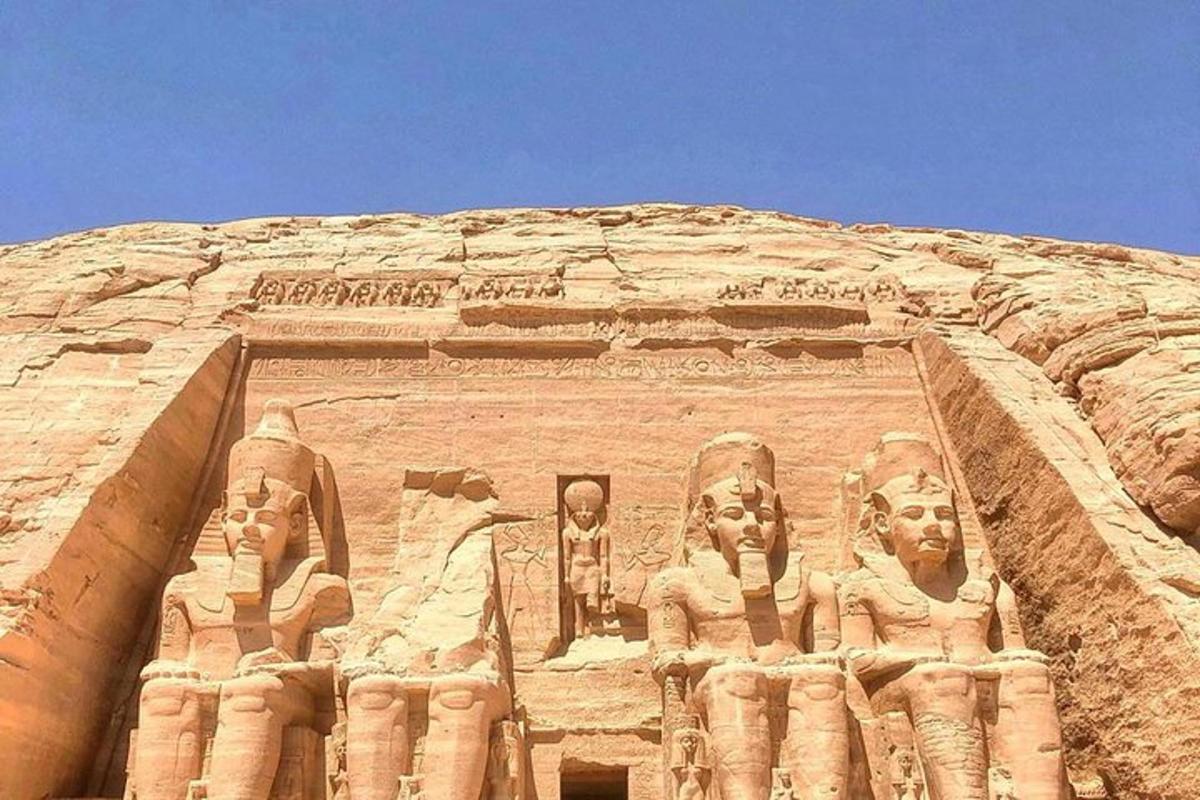 Un edificio con estatuas a los lados.