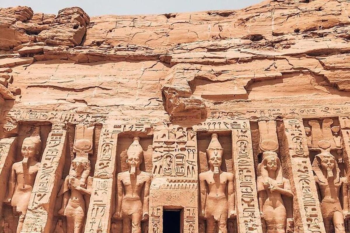 Un edificio de piedra con estatuas a los lados.