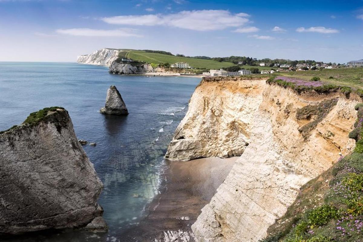 une vue sur l'océan avec des rochers dans l'eau