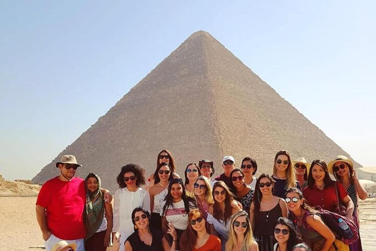 en gruppe mennesker som står foran en pyramide
