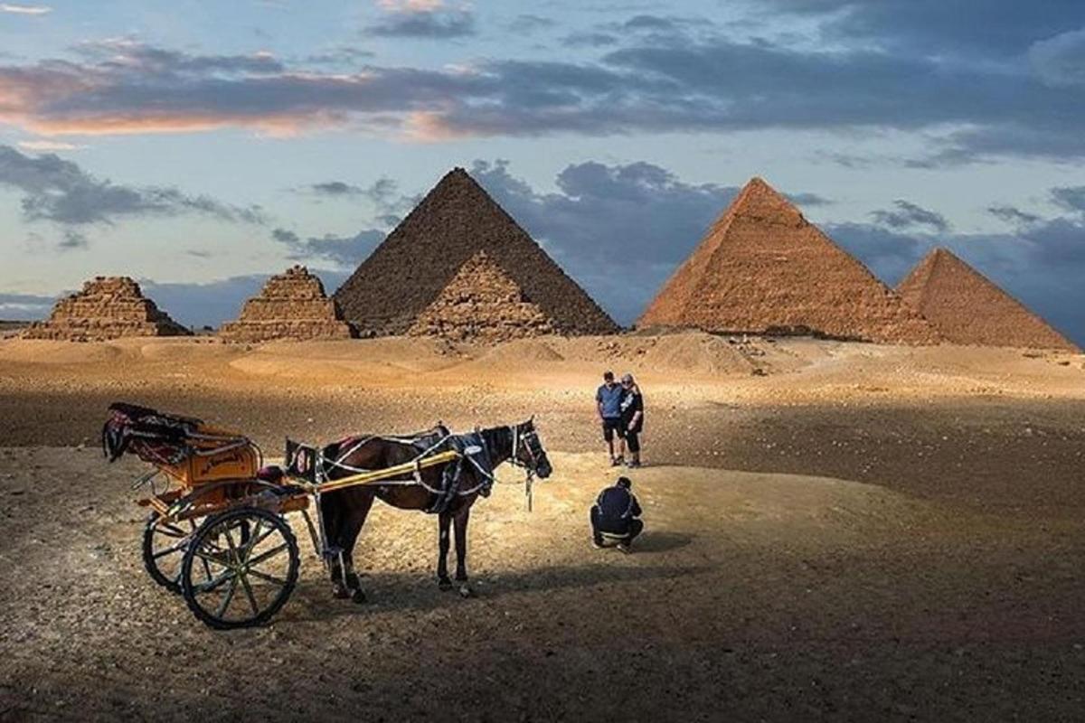 konský povoz pred pyramídami