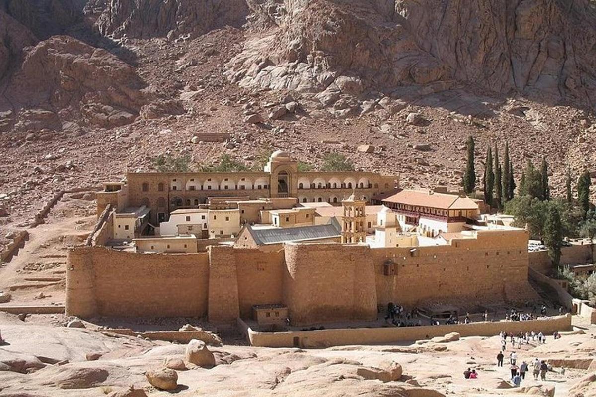 un poble al mig d'una muntanya rocosa