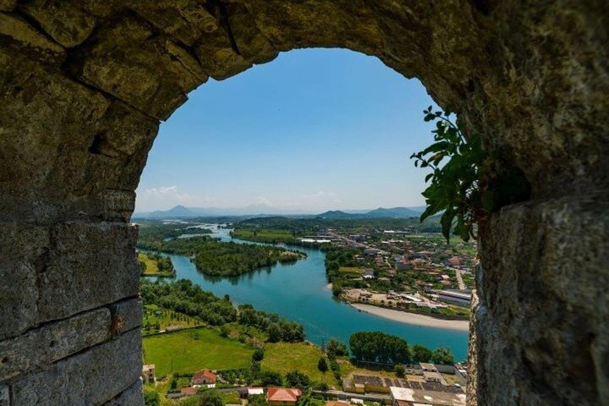 una vista d'un riu des d'una finestra del castell